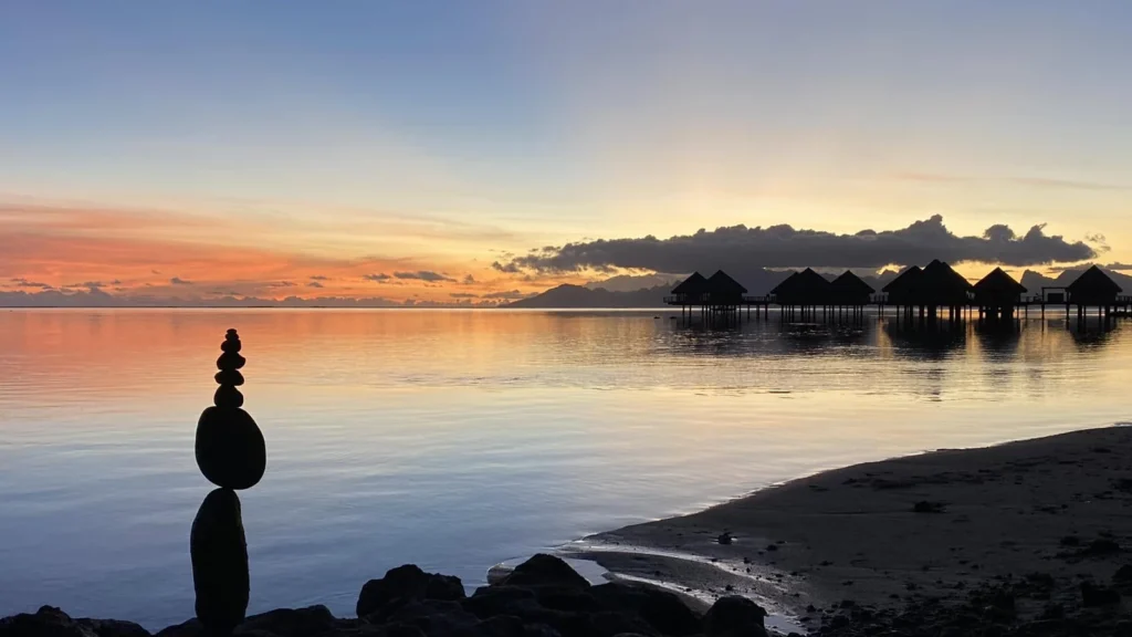 Land Art, Stone Balancing (pierres en équilibre) au crépuscule sur le lagon de Punaauia, Tahiti