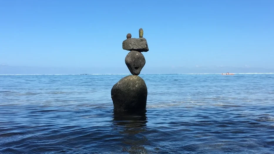 Land Art, Stone Balancing (pierres en équilibre) au milieu du lagon de Punaauia, Tahiti